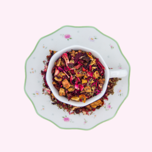 Miscela di mela, ibisco e fragole con petali di peonia, rosa e fiordaliso e grani di pepe rosa