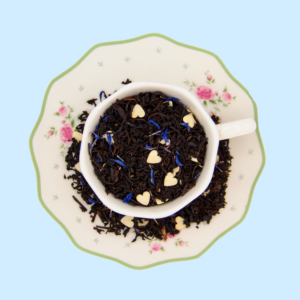 Foglie di tè nero con cuori di zucchero bianchi e petali di fiordaliso azzurri
