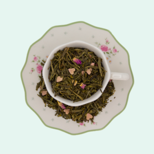 Foglie di tè verde con cuoricini di zucchero rosa, petali e boccioli di rosa
