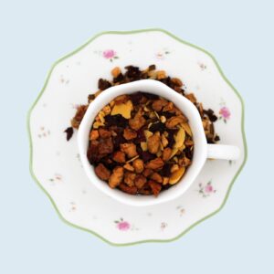 Miscela di pezzi di mela, mandorle, barbabietola e corteccia di cannella con bacche di rosa canina