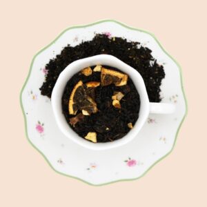 Foglie di tè nero con buccia d'arancia, uva sultanina e cubetti di ananas, papaya e pomelo
