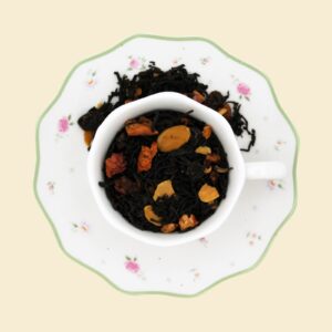 Foglie di tè nero con pezzi di mela, uvetta e mandorle